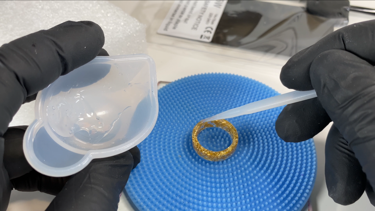 Orecchini a cerchio in resina con anelli intrecciati : Tappa 16 Orecchini a cerchio in resina con anelli intrecciati : Tappa 16