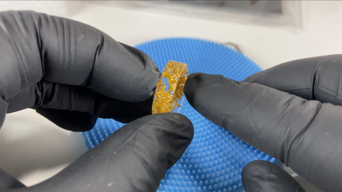 Orecchini a cerchio in resina con anelli intrecciati : Tappa 17 Orecchini a cerchio in resina con anelli intrecciati : Tappa 17