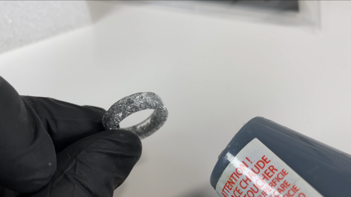 Orecchini a cerchio in resina con anelli intrecciati : Tappa 18 Orecchini a cerchio in resina con anelli intrecciati : Tappa 18