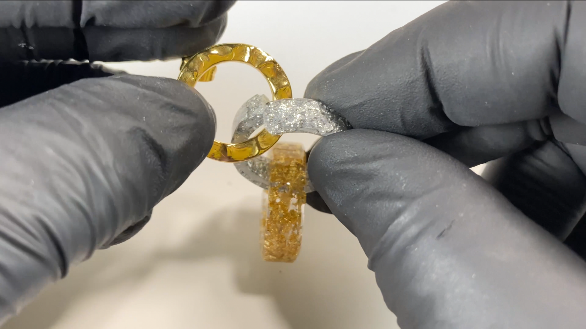 Orecchini a cerchio in resina con anelli intrecciati : Tappa 20 Orecchini a cerchio in resina con anelli intrecciati : Tappa 20