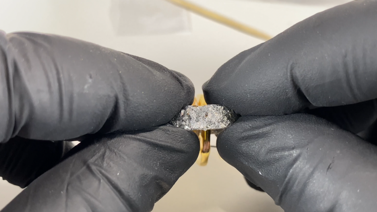 Orecchini a cerchio in resina con anelli intrecciati : Tappa 22 Orecchini a cerchio in resina con anelli intrecciati : Tappa 22