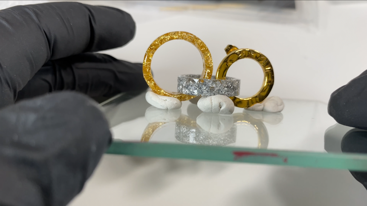 Orecchini a cerchio in resina con anelli intrecciati : Tappa 23 Orecchini a cerchio in resina con anelli intrecciati : Tappa 23