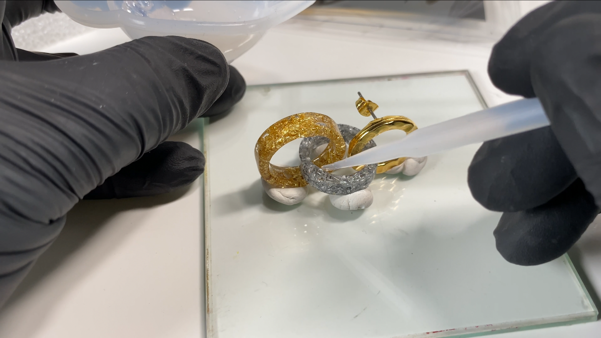 Orecchini a cerchio in resina con anelli intrecciati : Tappa 24 Orecchini a cerchio in resina con anelli intrecciati : Tappa 24