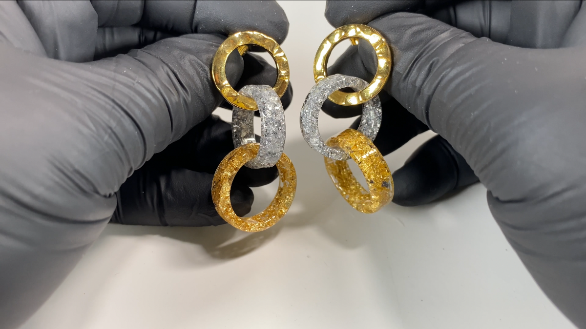 Orecchini a cerchio in resina con anelli intrecciati : Tappa 25 Orecchini a cerchio in resina con anelli intrecciati : Tappa 25