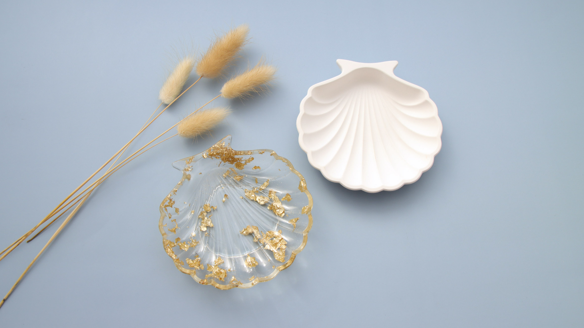 Piatto conchiglia fai da te in resina con inclusione di foglia d'oro Piatto conchiglia fai da te in resina con inclusione di foglia d'oro