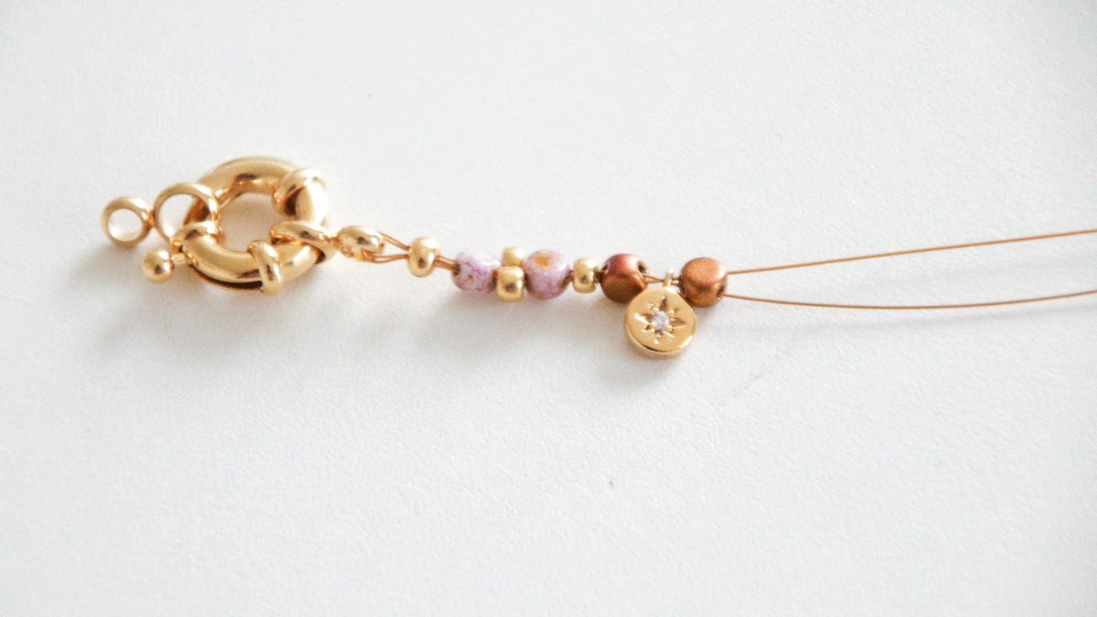 Braccialetto a più file con perline Kalos di Puca, perline Miyuki e charms di zirconi : Tappa 3