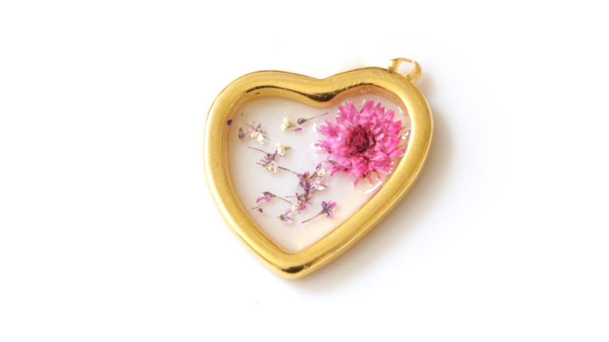 Collana fai da te Ciondolo a cuore in resina UV LED con fiori secchi : Tappa 1