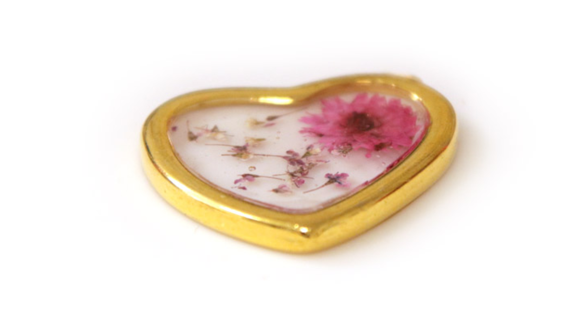 Collana fai da te Ciondolo a cuore in resina UV LED con fiori secchi : Tappa 2