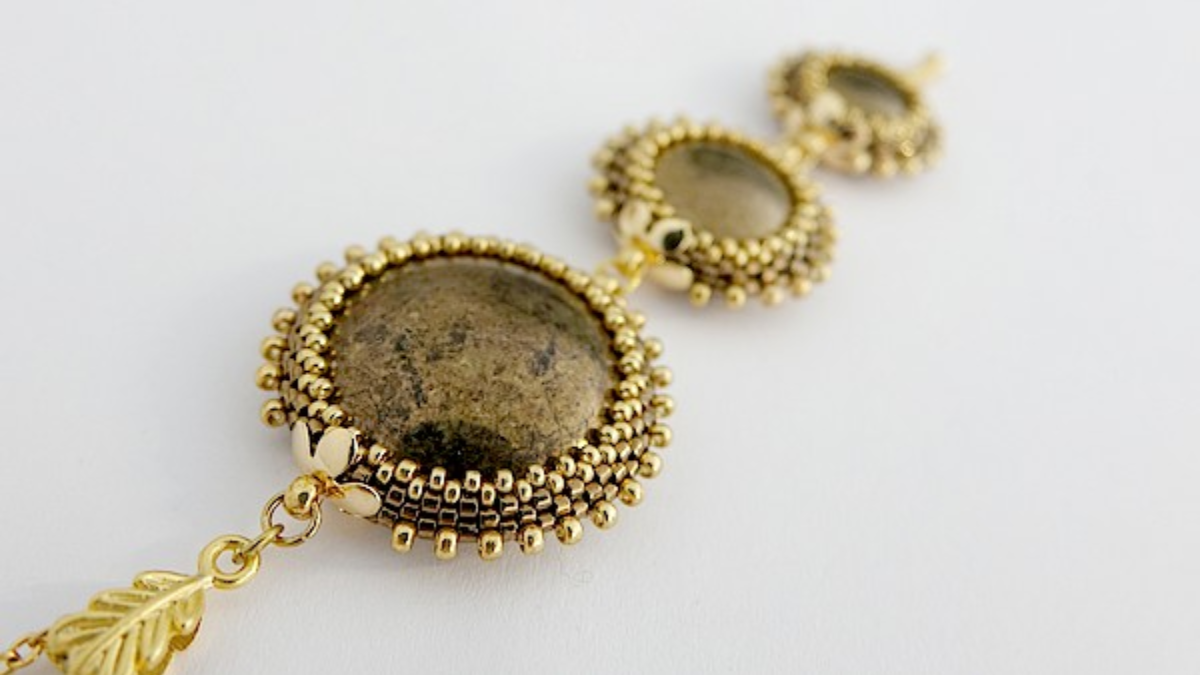 Ciondolo Takamata con cabochon di Puca con perline Miyuki