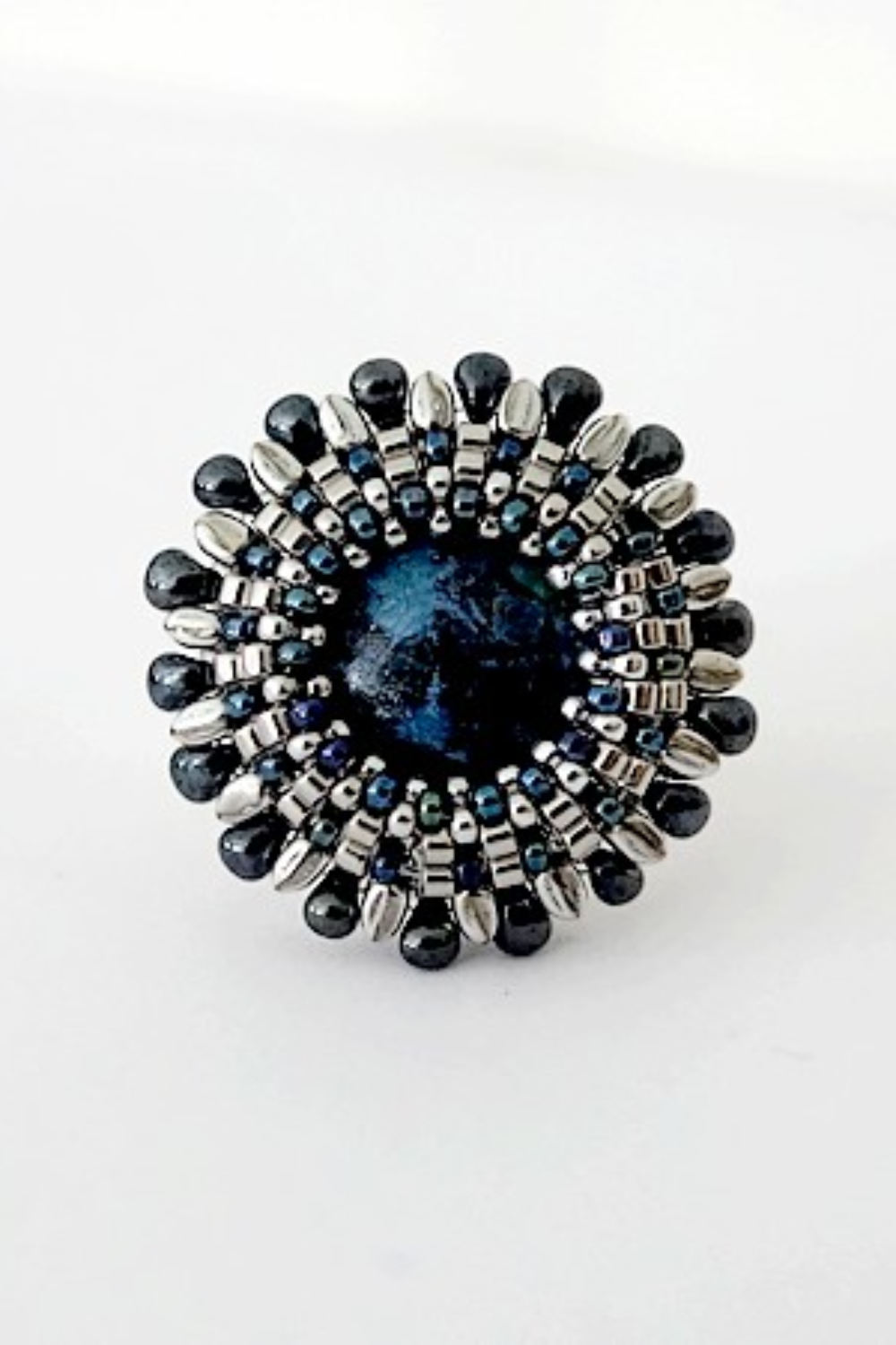 Schema Anello Sally di Puca con Miyuki argento e cabochon blu e perline Schema Anello Sally di Puca con Miyuki argento e cabochon blu e perline