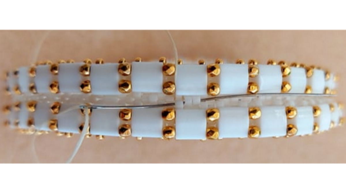 Braccialetto So Chic Bangle con perline Miyuki e Tila : Tappa 6 Braccialetto So Chic Bangle con perline Miyuki e Tila : Tappa 6