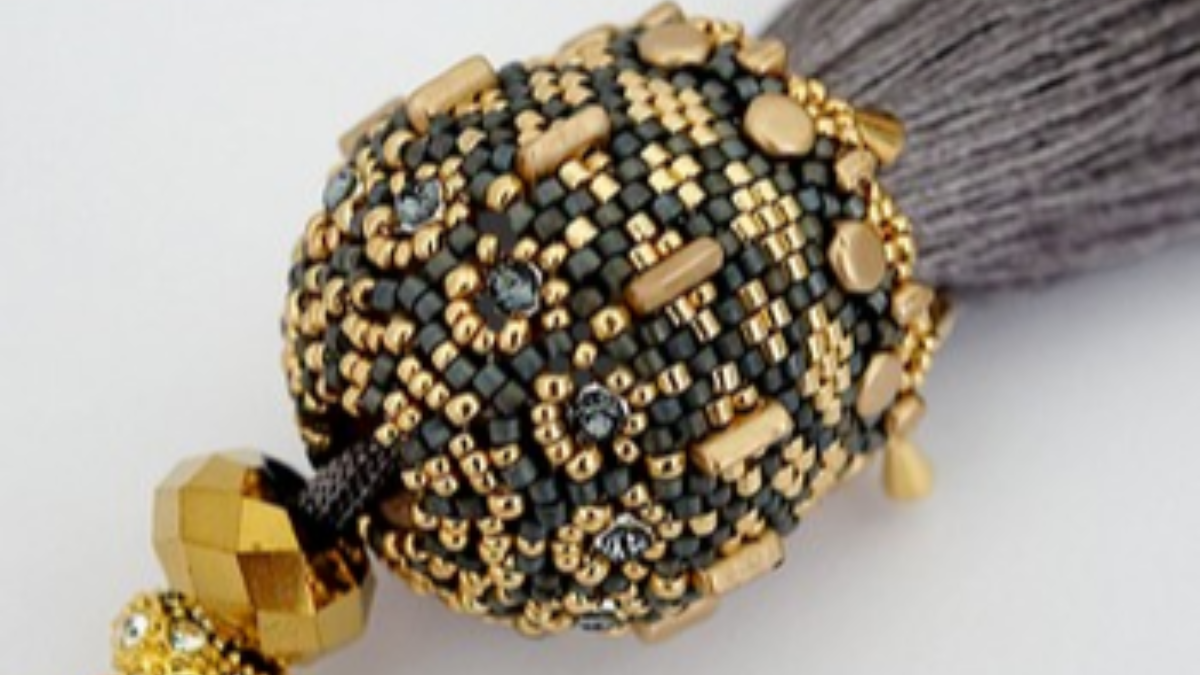 Schema Ciondolo orientale con supporto in legno Jules e Piros e perline Kalos di Puca