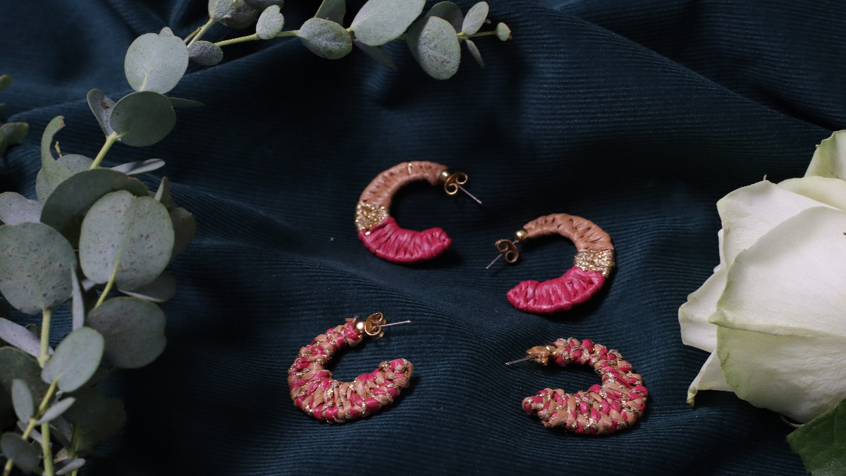 Orecchini a forma di luna in rafia rosa e marrone e filo d'oro Orecchini a forma di luna in rafia rosa e marrone e filo d'oro