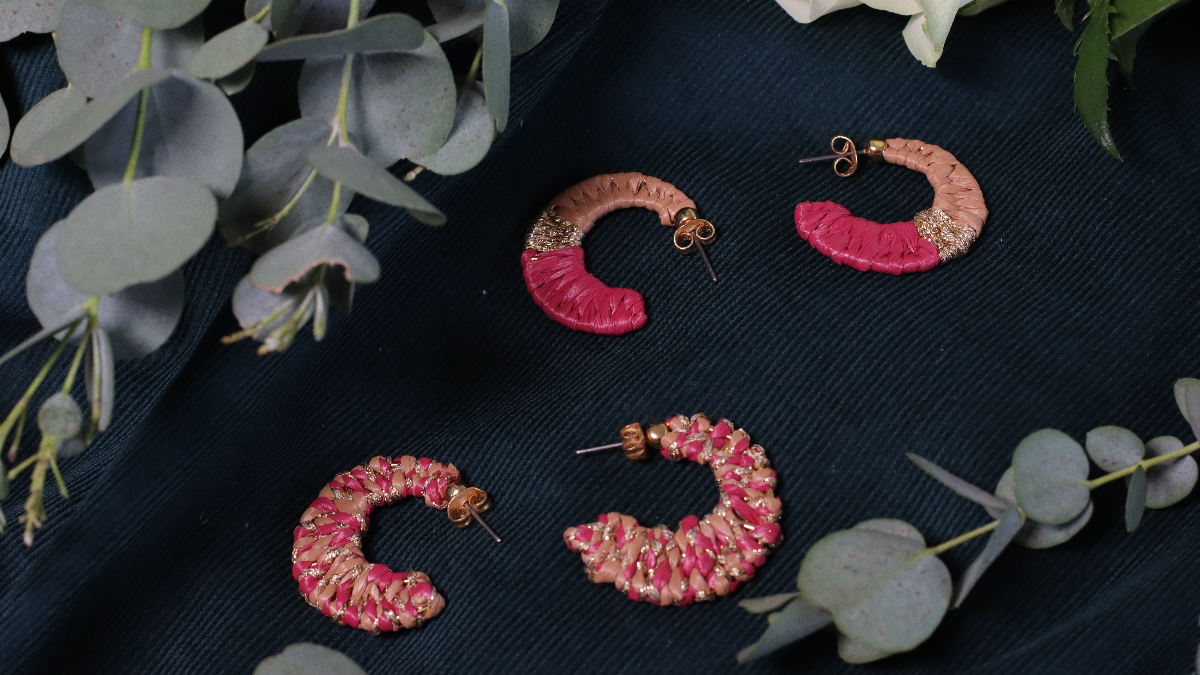 Schema Orecchini a forma di luna in rafia rosa e marrone e filo d'oro