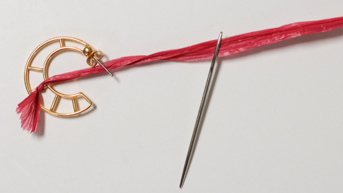 Orecchini a forma di luna in rafia rosa e marrone e filo d'oro : Tappa 1