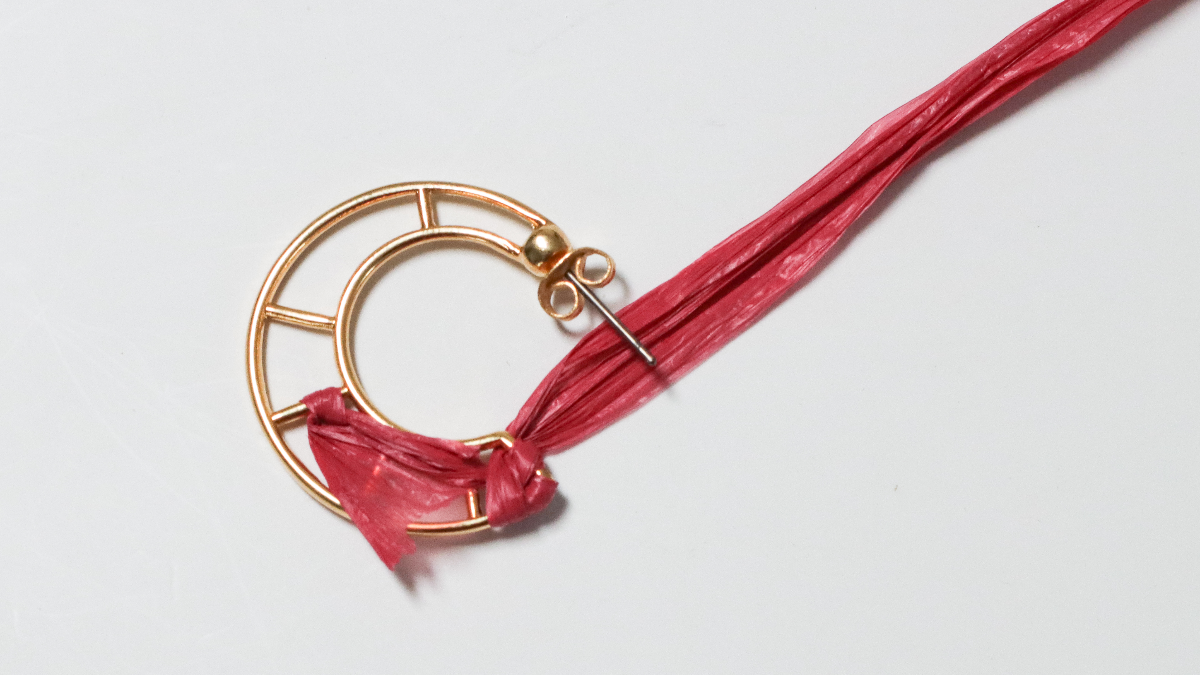 Orecchini a forma di luna in rafia rosa e marrone e filo d'oro : Tappa 2