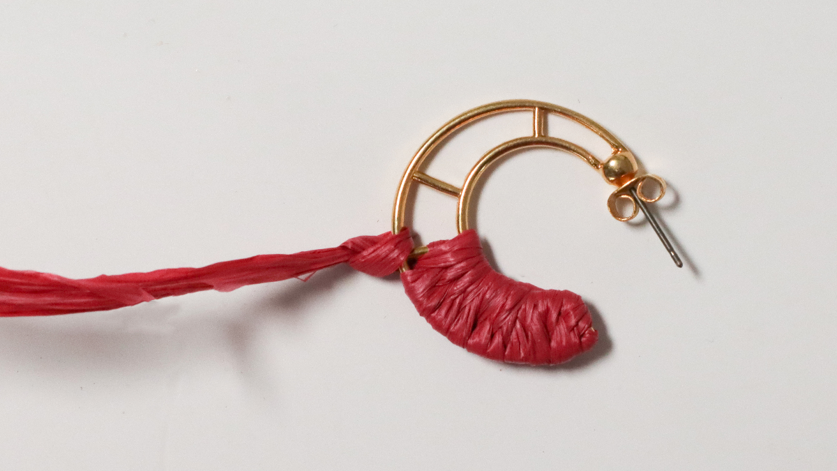 Orecchini a forma di luna in rafia rosa e marrone e filo d'oro : Tappa 3