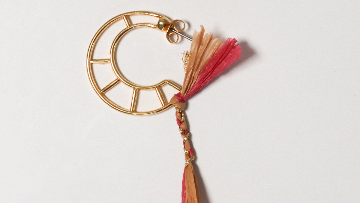 Orecchini a forma di luna in rafia rosa e marrone e filo d'oro : Tappa 7