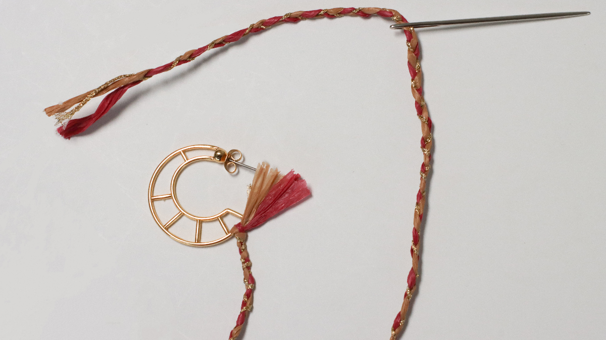 Orecchini a forma di luna in rafia rosa e marrone e filo d'oro : Tappa 8