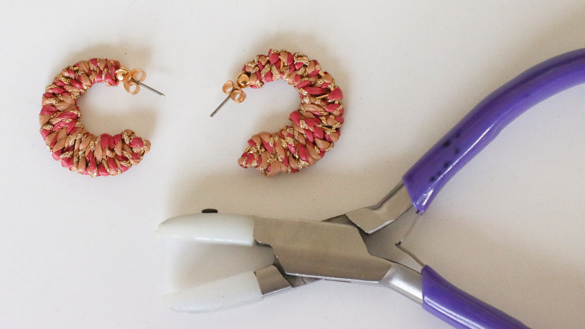 Orecchini a forma di luna in rafia rosa e marrone e filo d'oro : Tappa 9