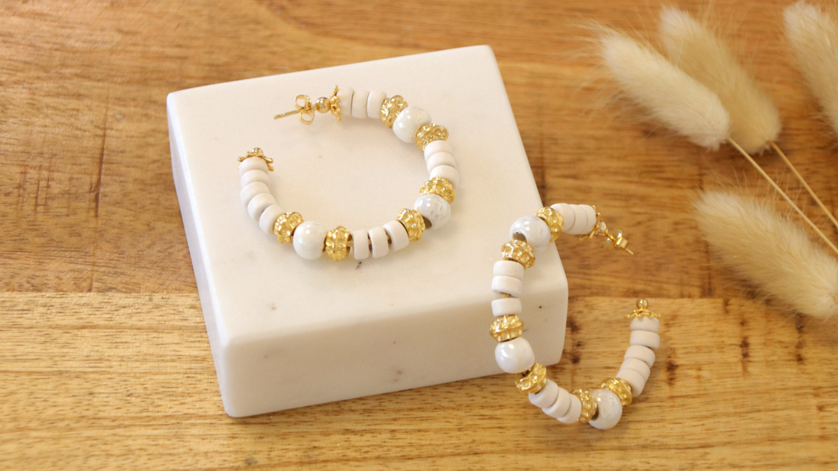 Creole d'oro fai da te con perline di ceramica bianca