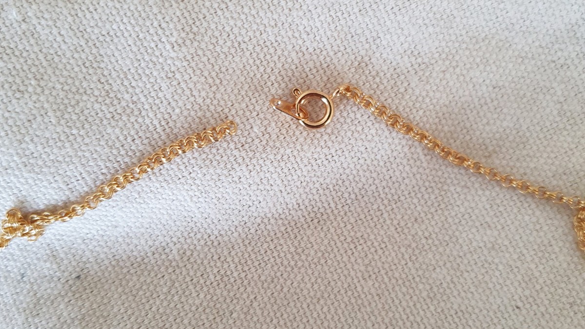 Collana con ciondolo a forma di testa di lupo in rodonite e perline heishi : Tappa 4