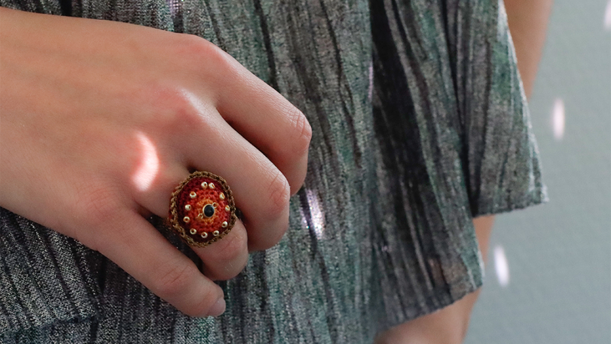 Schema Fai da te Anelli amuleto uncinati e ricamati