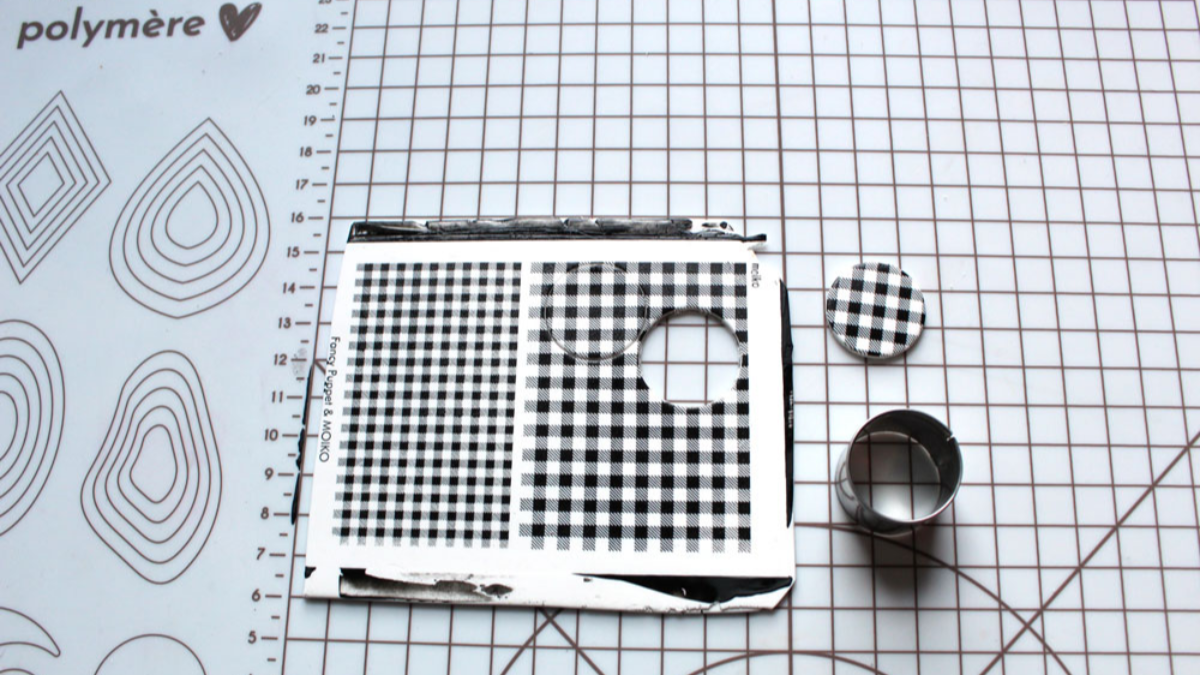 Orecchini in argilla polimerica con motivo gingham check : Tappa 3