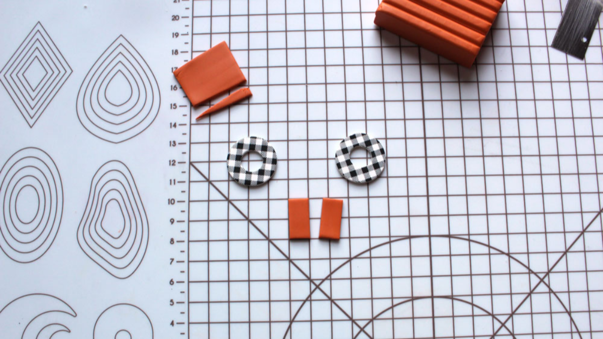 Orecchini in argilla polimerica con motivo gingham check : Tappa 5