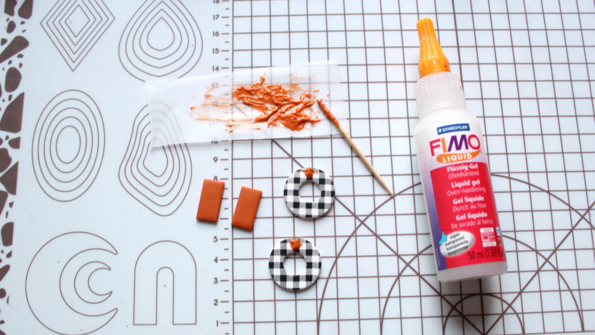 Orecchini in argilla polimerica con motivo gingham check : Tappa 6