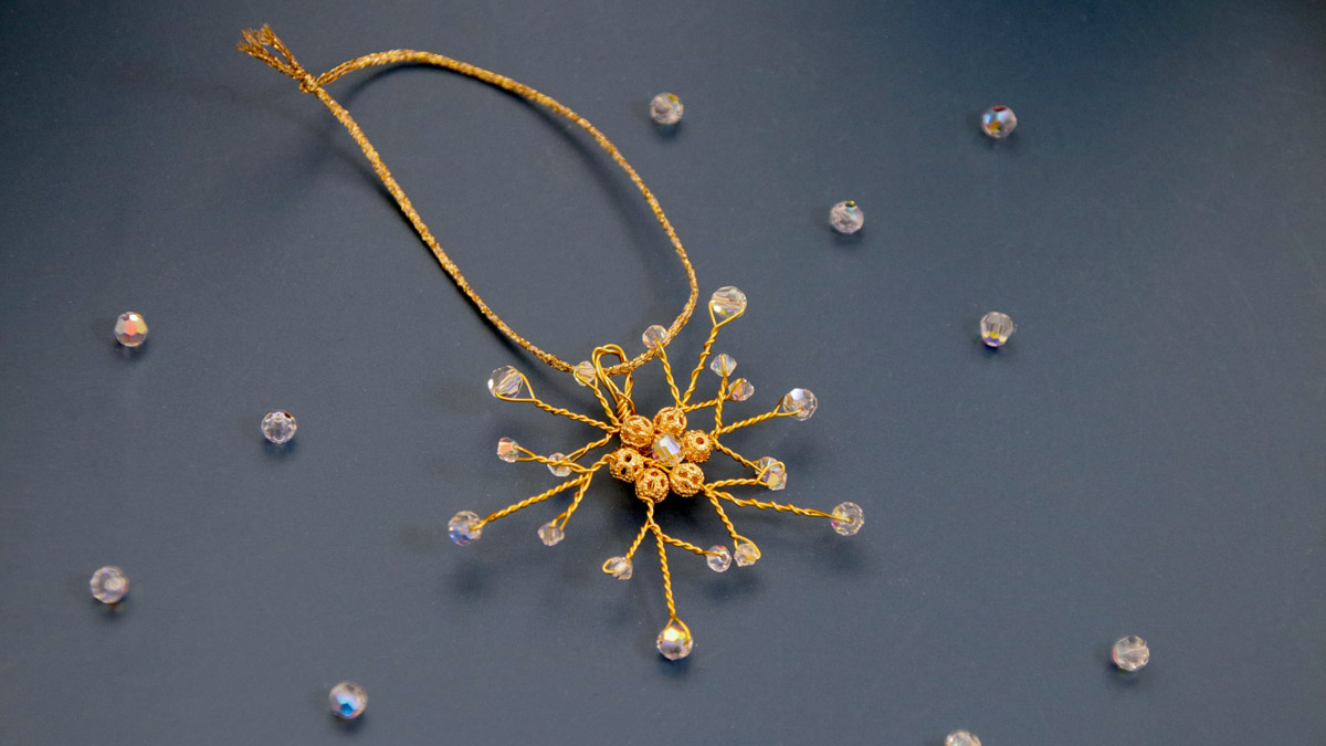 Schema Fiocco di neve fai da te fatto di perline di cristallo e filo