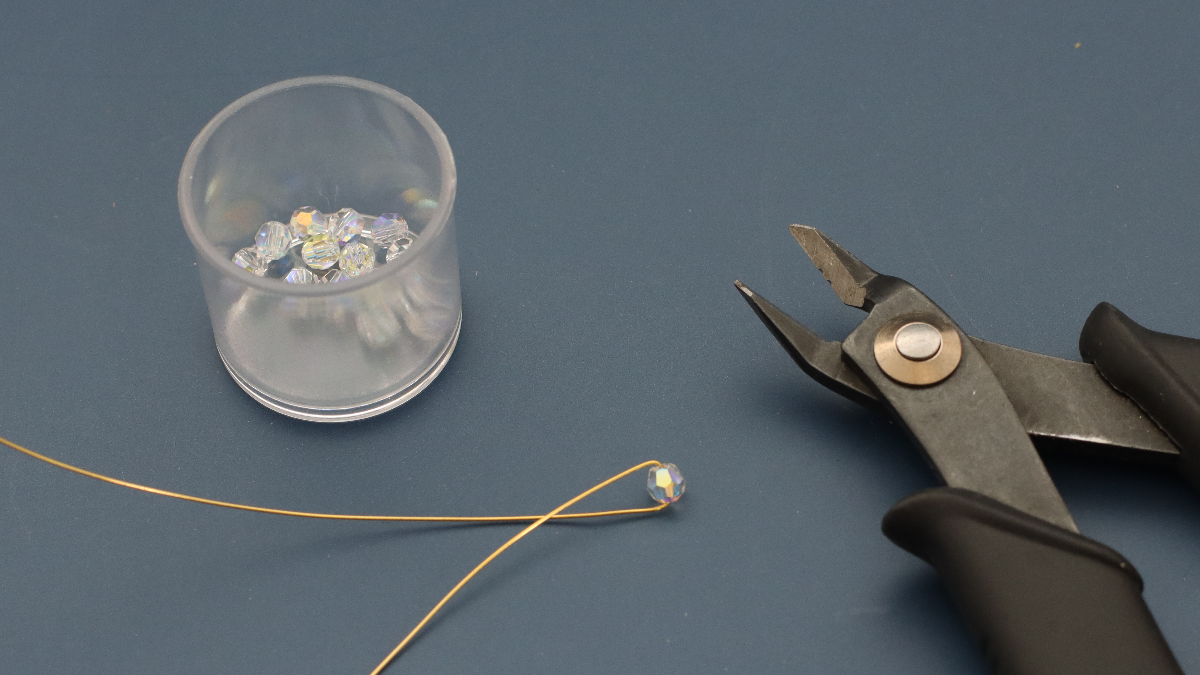 Fiocco di neve fai da te fatto di perline di cristallo e filo : Tappa 1