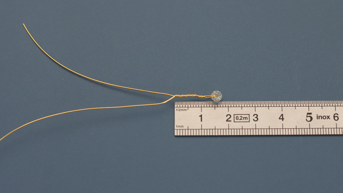 Fiocco di neve fai da te fatto di perline di cristallo e filo : Tappa 2