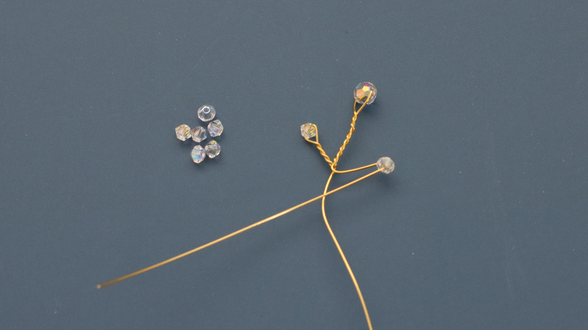 Fiocco di neve fai da te fatto di perline di cristallo e filo : Tappa 3