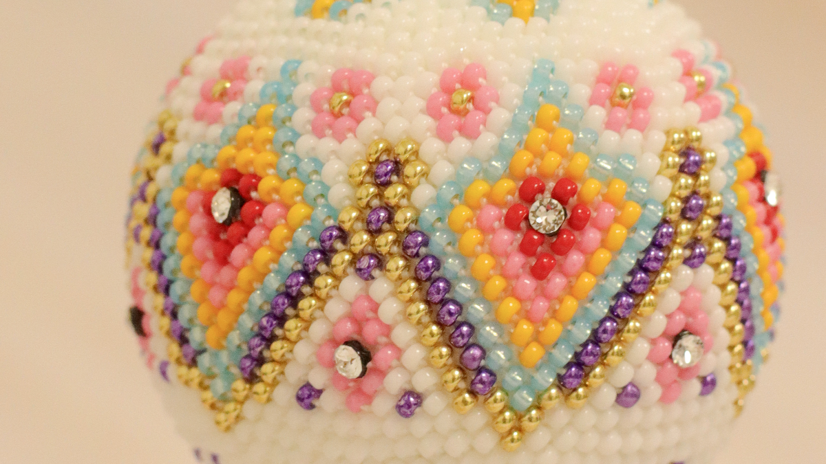 Schema Perline Miyuki e gomitolo natalizio in maglia PureCrystal