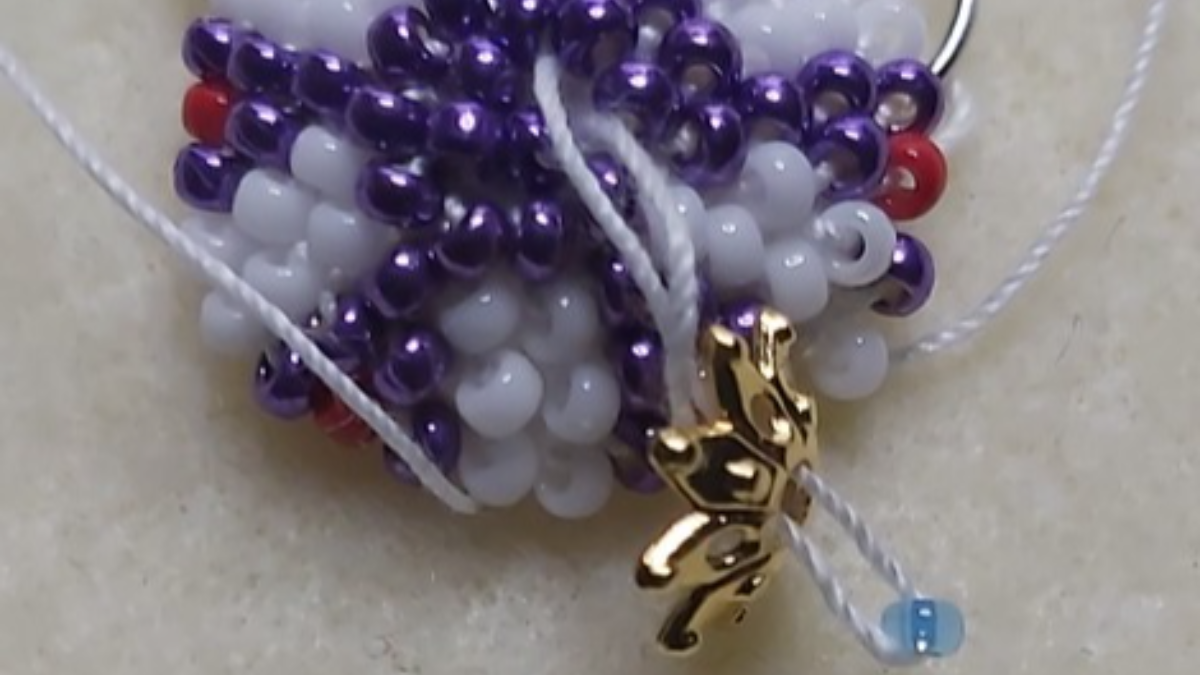 Perline Miyuki e gomitolo natalizio in maglia PureCrystal : Tappa 6