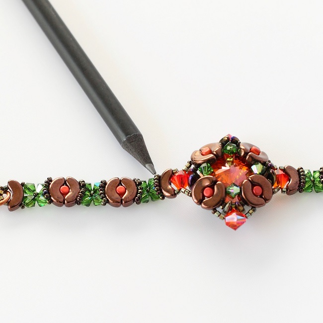 Bracciale in estate indiana con perle © Arcos e Minosse © Shapers PureCrystal : Tappa 19 Bracciale in estate indiana con perle © Arcos e Minosse © Shapers PureCrystal : Tappa 19