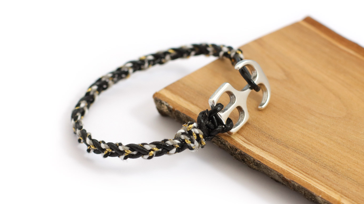 Schema Bracciale da uomo fai da te con corde di pelle nera intrecciata