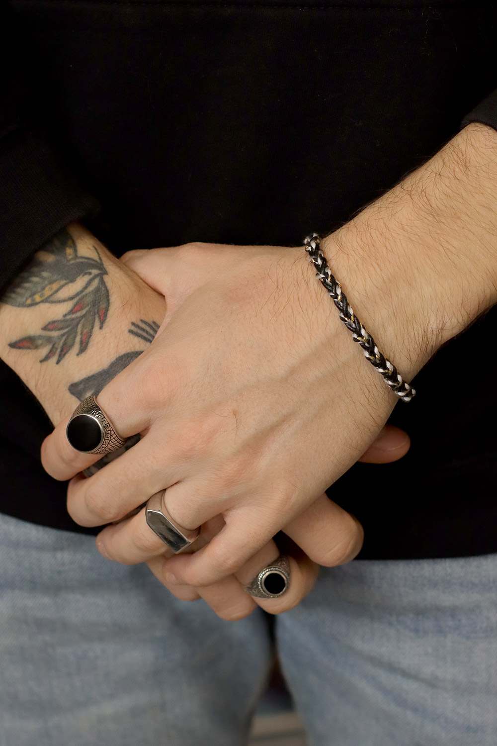 Schema Bracciale da uomo fai da te con corde di pelle nera intrecciata