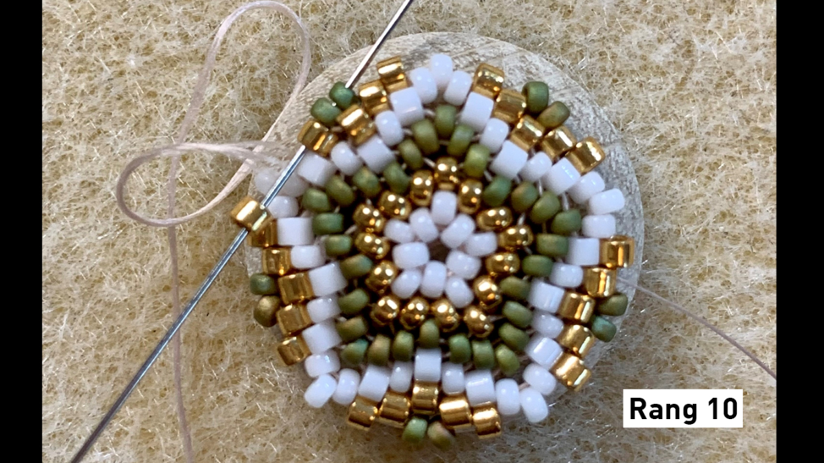 Orecchini 3D a tessitura circolare peyote su cabochon di legno e stampe : Tappa 6 Orecchini 3D a tessitura circolare peyote su cabochon di legno e stampe : Tappa 6