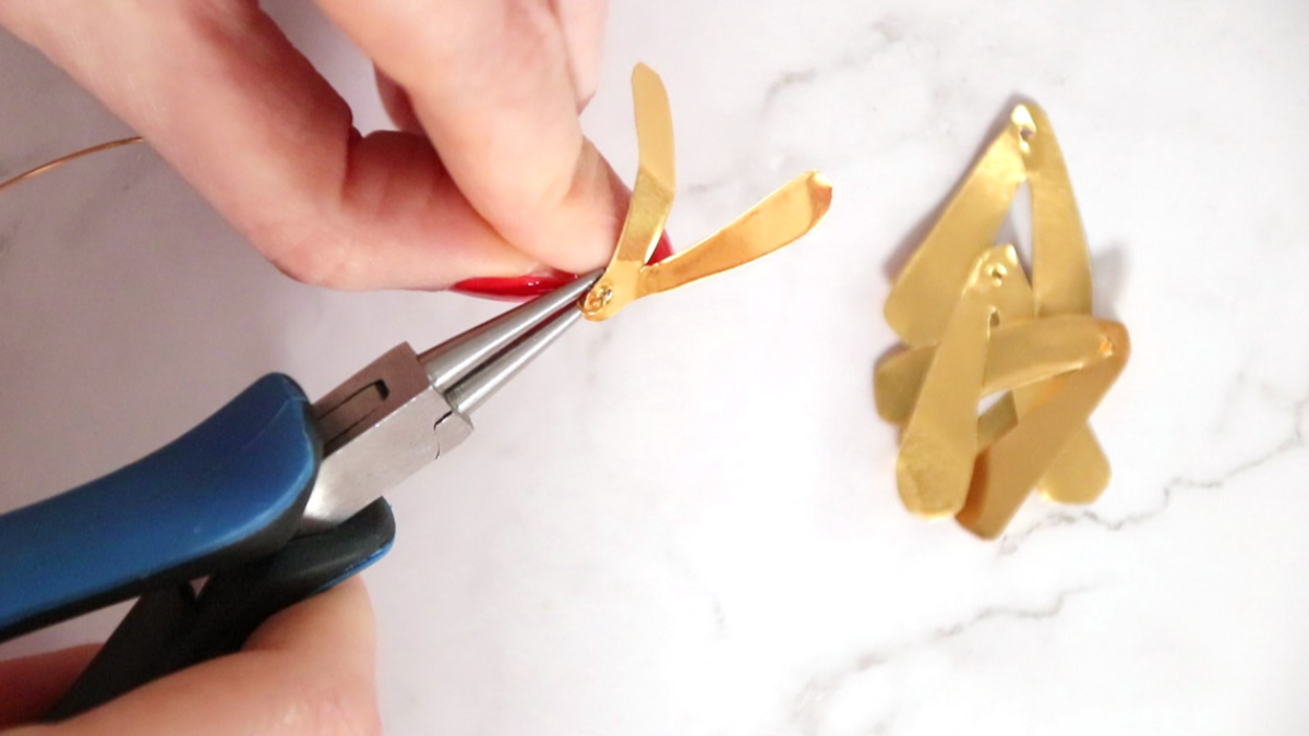 Vischio d'oro metallico fai da te e pompon bianchi : Tappa 3