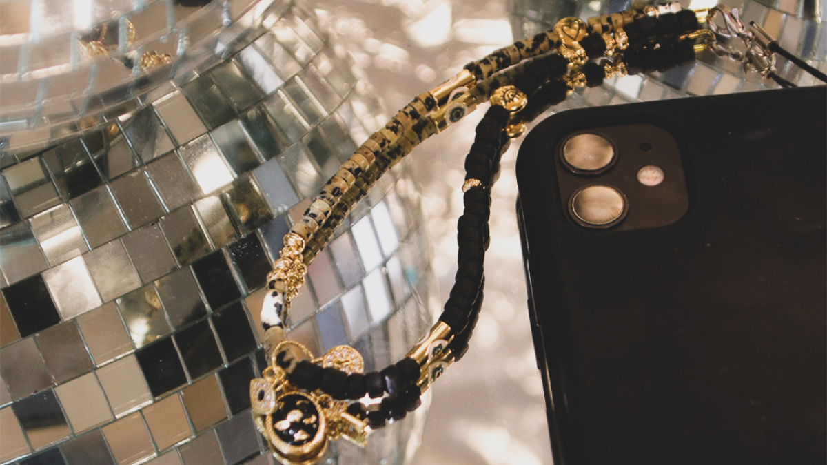 Schema Gioielli per cellulari con perline heishi e ciondoli grigri Schema Gioielli per cellulari con perline heishi e ciondoli grigri