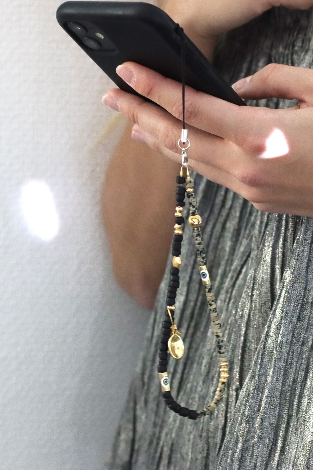 Schema Gioielli per cellulari con perline heishi e ciondoli grigri Schema Gioielli per cellulari con perline heishi e ciondoli grigri