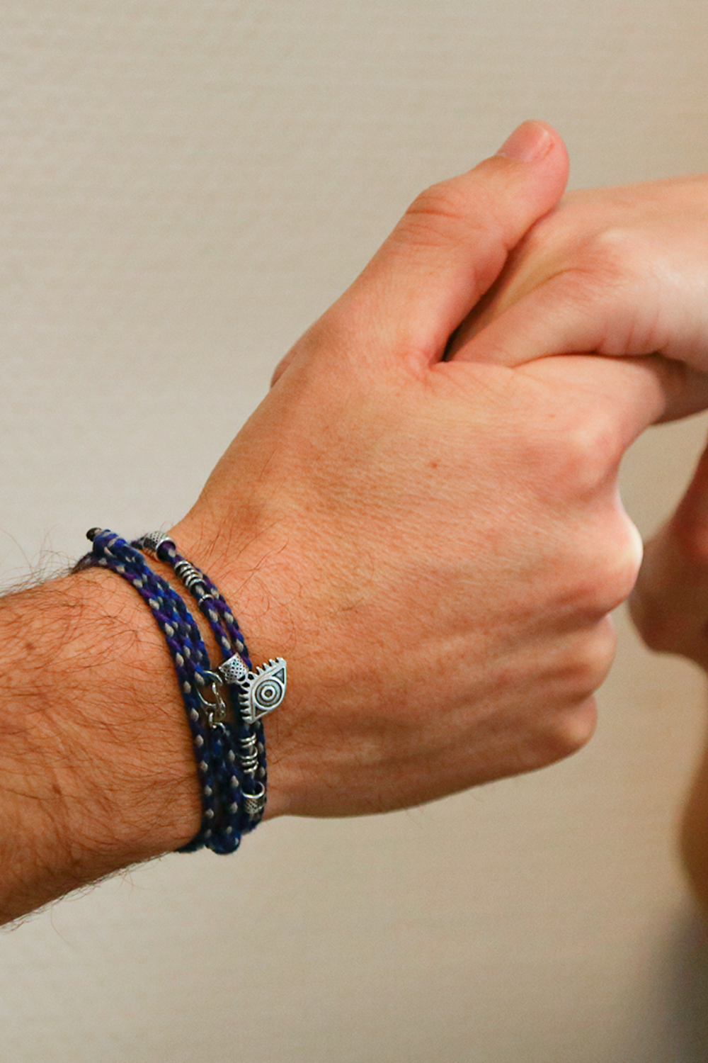 Schema Bracciale da uomo con charms gri-gri e cordino intrecciato