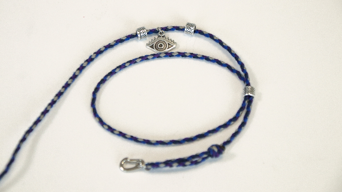 Bracciale da uomo con charms gri-gri e cordino intrecciato : Tappa 3