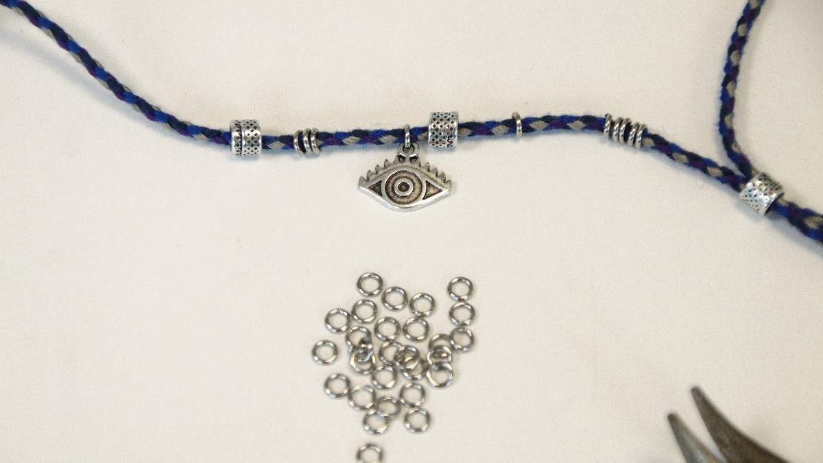 Bracciale da uomo con charms gri-gri e cordino intrecciato : Tappa 4