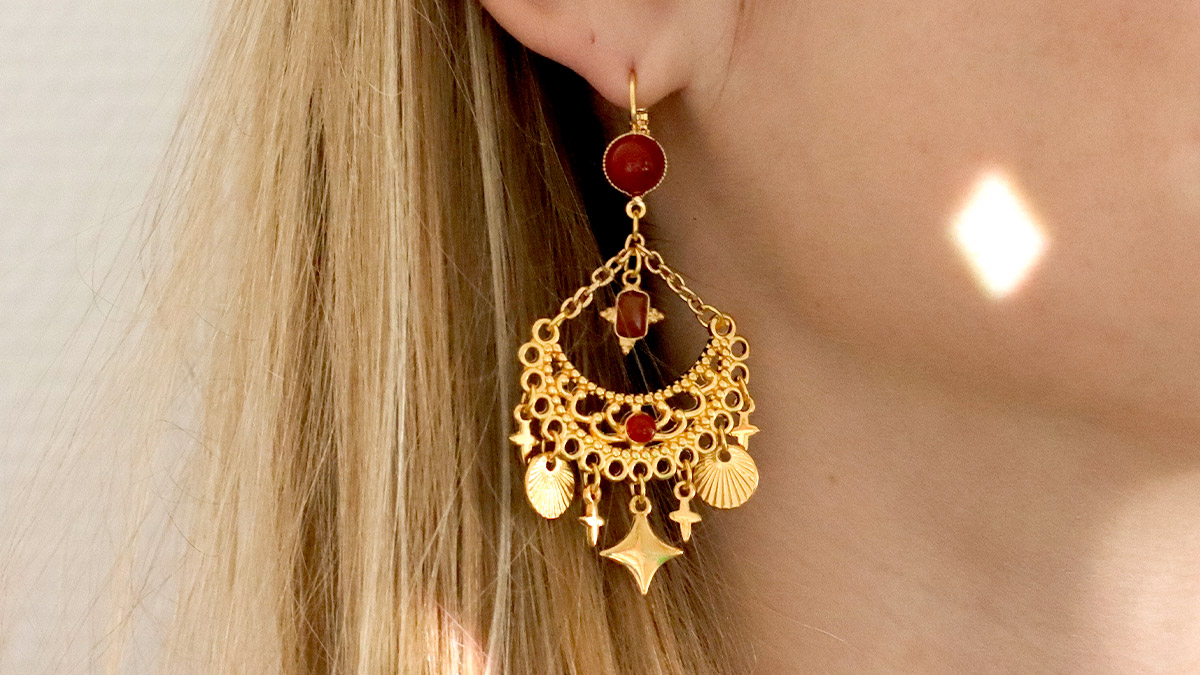 Orecchini a forma di croce placcati in oro con pietra preziosa corniola