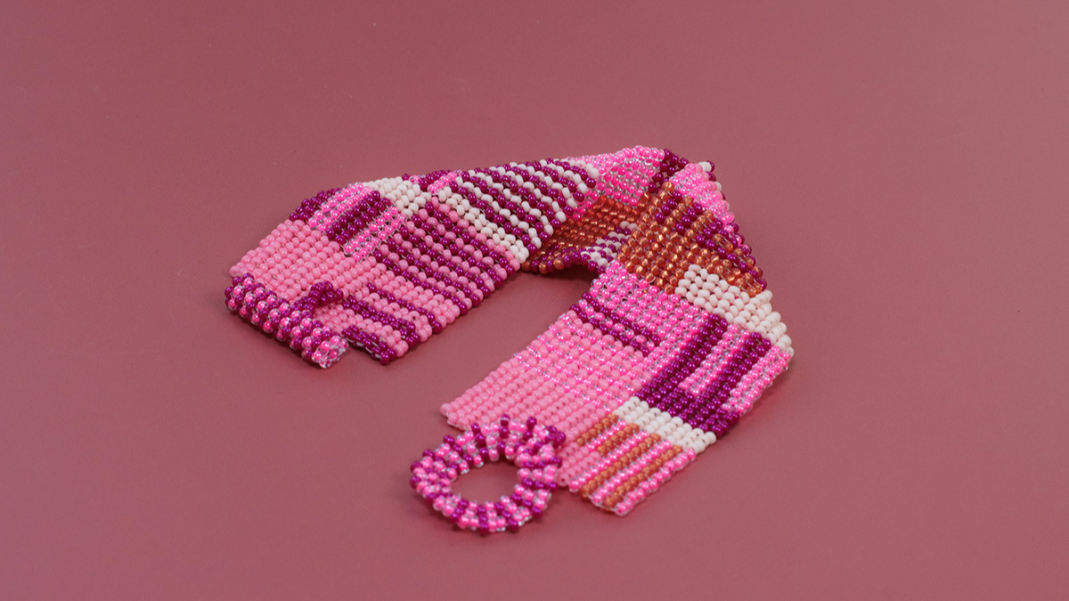 Polsino fai da te con intreccio astratto a spina di pesce e peyote in perline Miyuki 11/0 Polsino fai da te con intreccio astratto a spina di pesce e peyote in perline Miyuki 11/0