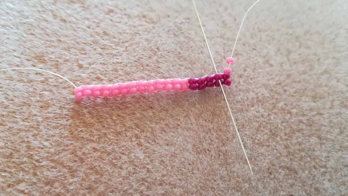 Polsino fai da te con intreccio astratto a spina di pesce e peyote in perline Miyuki 11/0 : Tappa 3 Polsino fai da te con intreccio astratto a spina di pesce e peyote in perline Miyuki 11/0 : Tappa 3