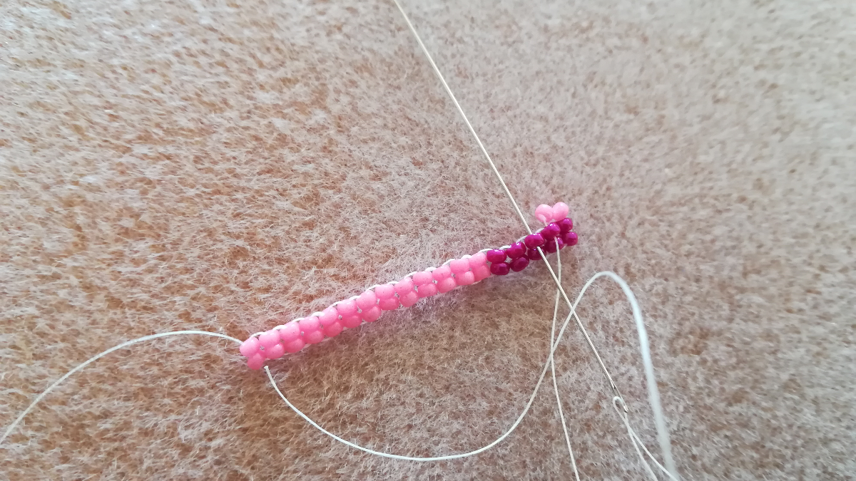 Polsino fai da te con intreccio astratto a spina di pesce e peyote in perline Miyuki 11/0 : Tappa 4 Polsino fai da te con intreccio astratto a spina di pesce e peyote in perline Miyuki 11/0 : Tappa 4